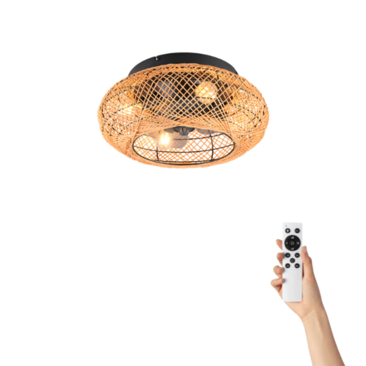 Un'apparecchio di illuminazione in rattan intrecciato con tre lampadine, appeso a un soffitto bianco, telecomando sotto.