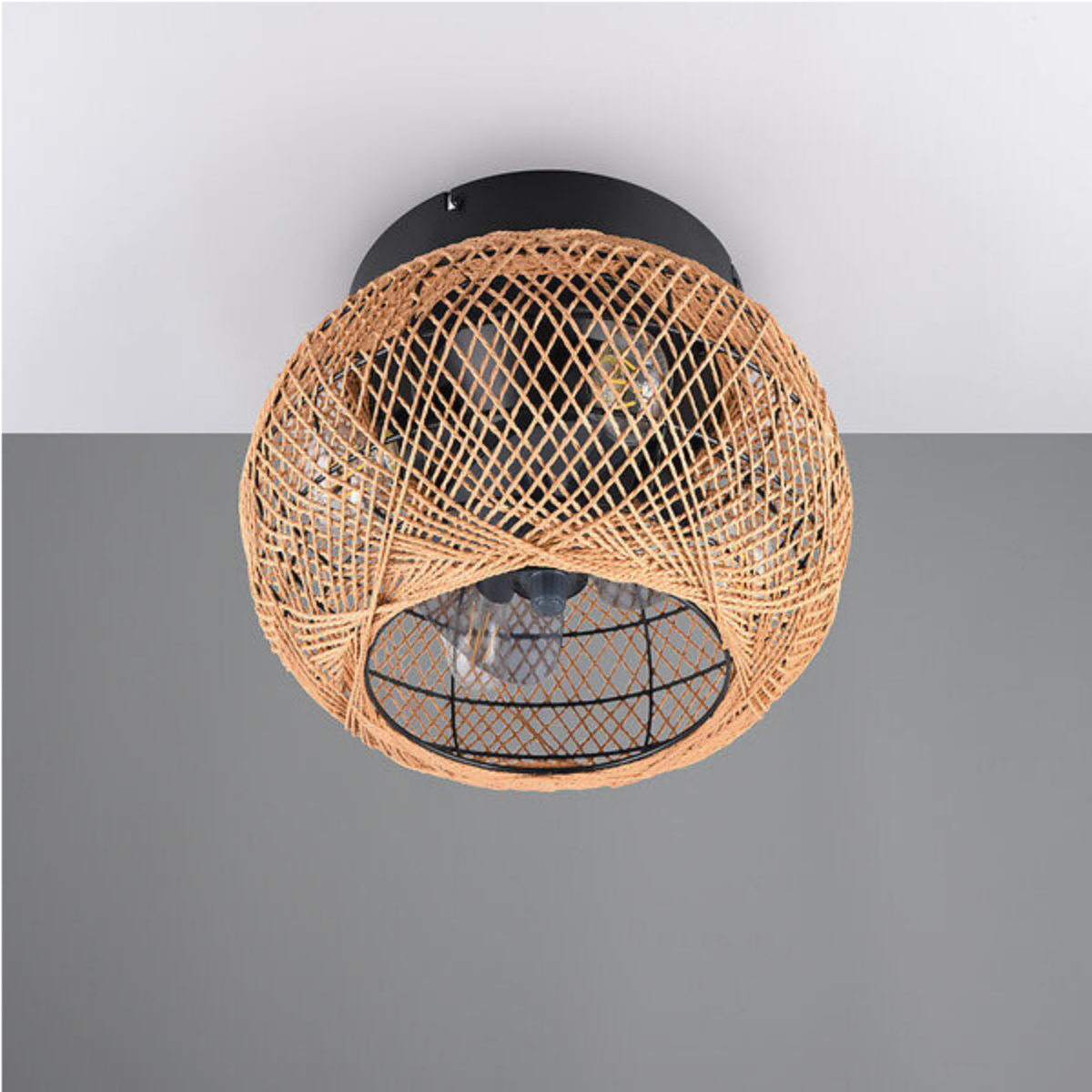 Lampada intrecciata con soffitto scuro. Sfondo grigio.