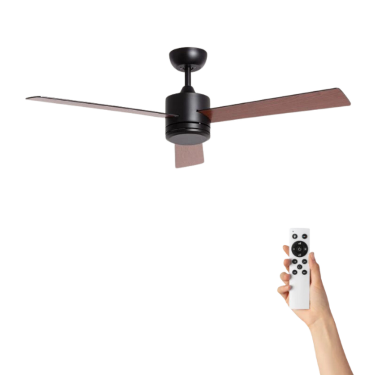 Ventilatore da soffitto con due pale marroni, telecomando in mano.