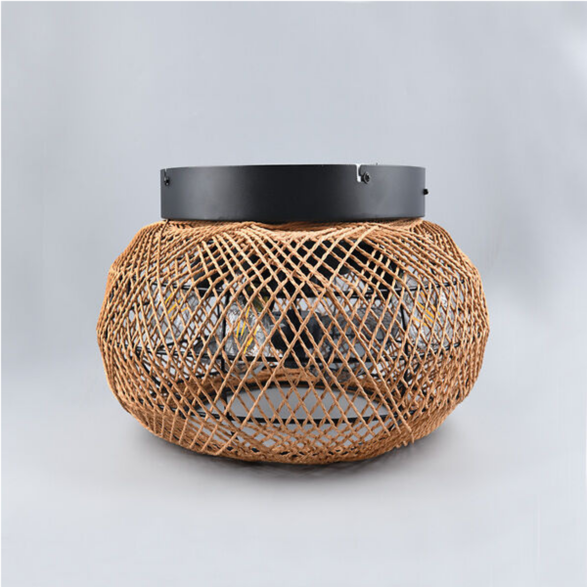 Lampada da soffitto in rattan intrecciato su sfondo grigio, struttura in metallo nero.