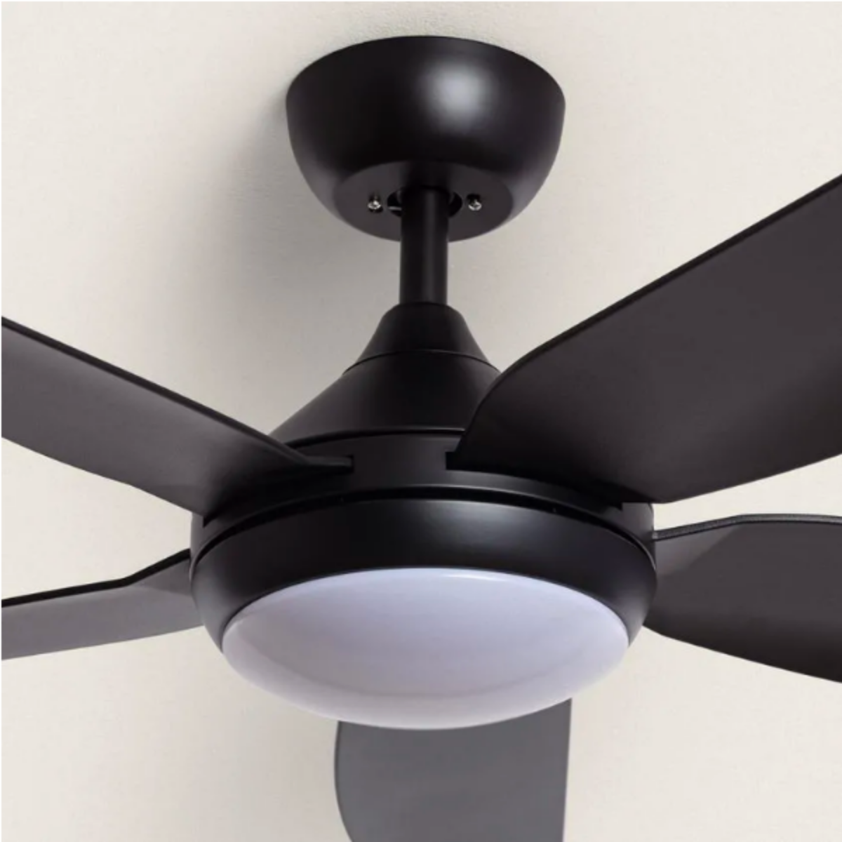 Ventilatore da soffitto nero con luce. Sfondo chiaro.