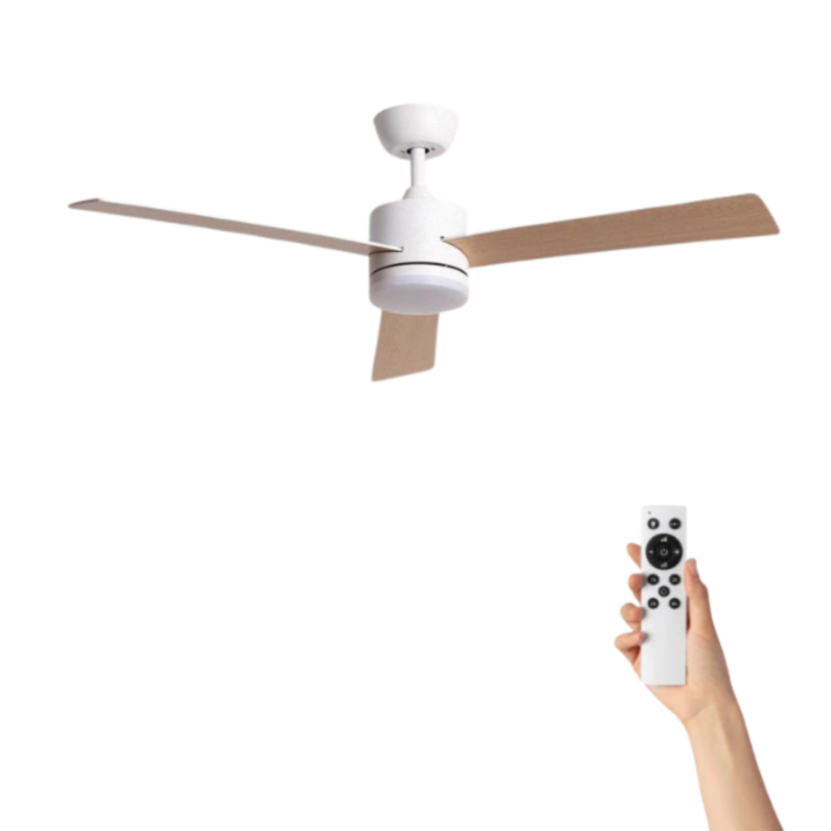 Un ventilatore da soffitto bianco con pale in legno, una mano che tiene un telecomando bianco sotto la ventola.