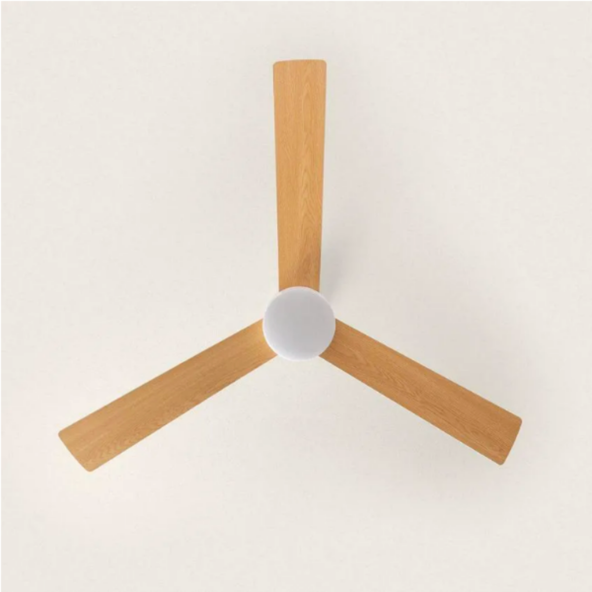 Ventilatore da soffitto con tre pale in legno, centro bianco, su sfondo bianco.