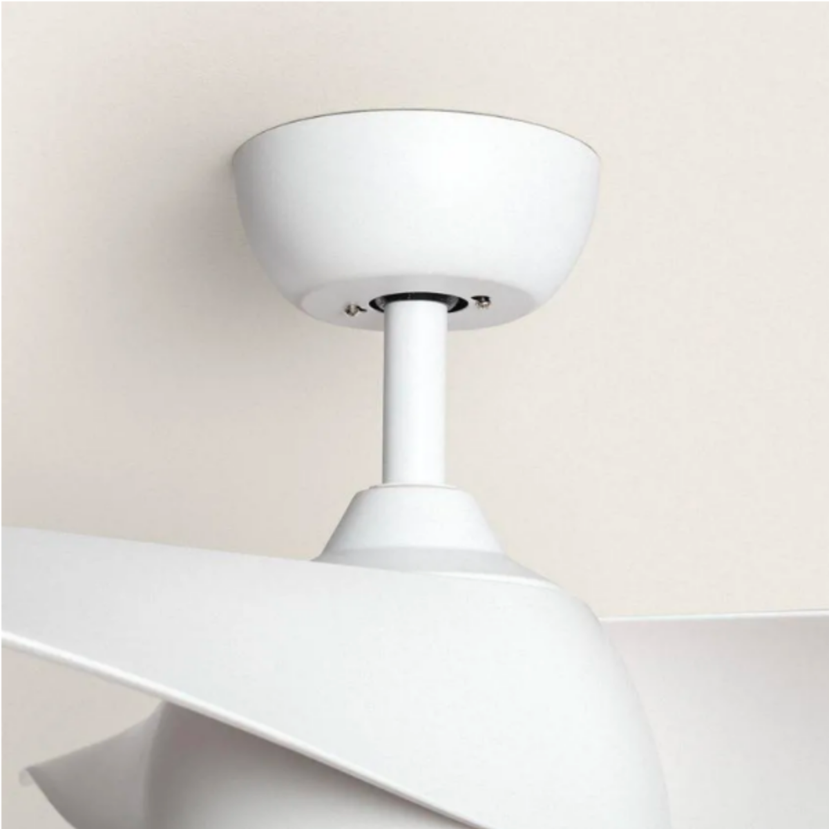 Dettaglio del ventilatore da soffitto bianco. Sfondo bianco.