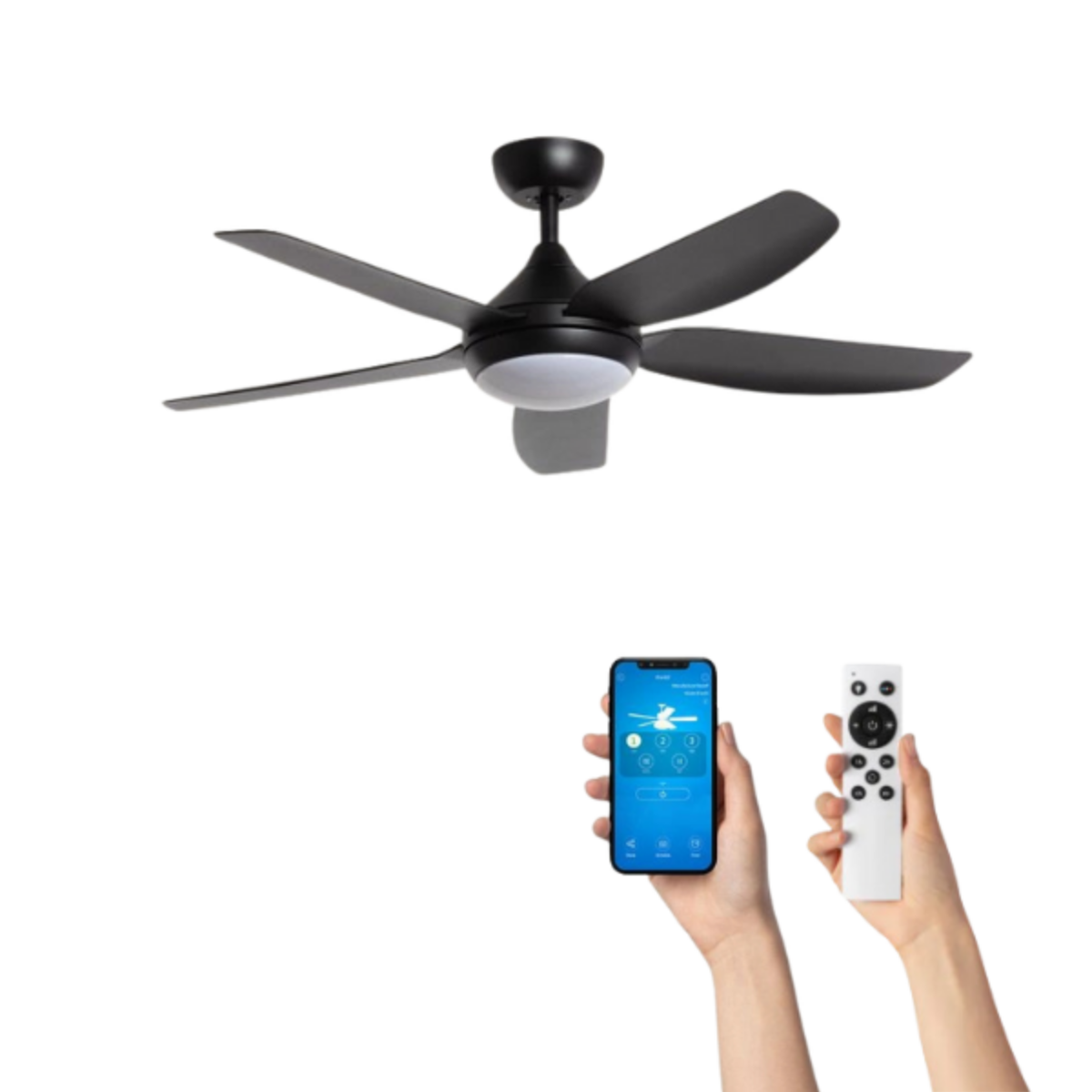 Un ventilatore da soffitto nero con cinque pale è sopra, due mani tengono telefono e telecomando sotto.