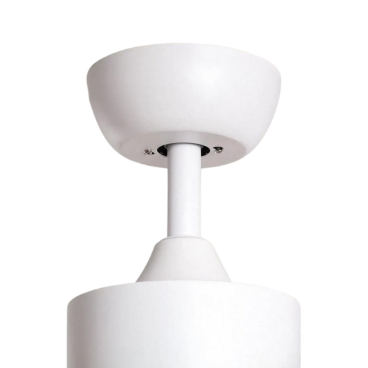 Dettaglio del ventilatore da soffitto bianco. Sfondo bianco.