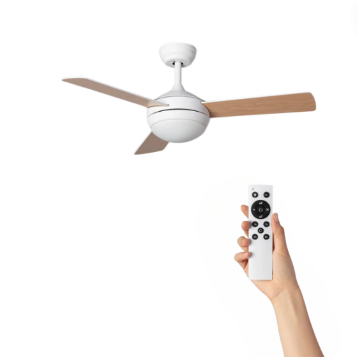 Ventilatore da soffitto bianco con pale in legno. Una mano tiene un telecomando bianco.