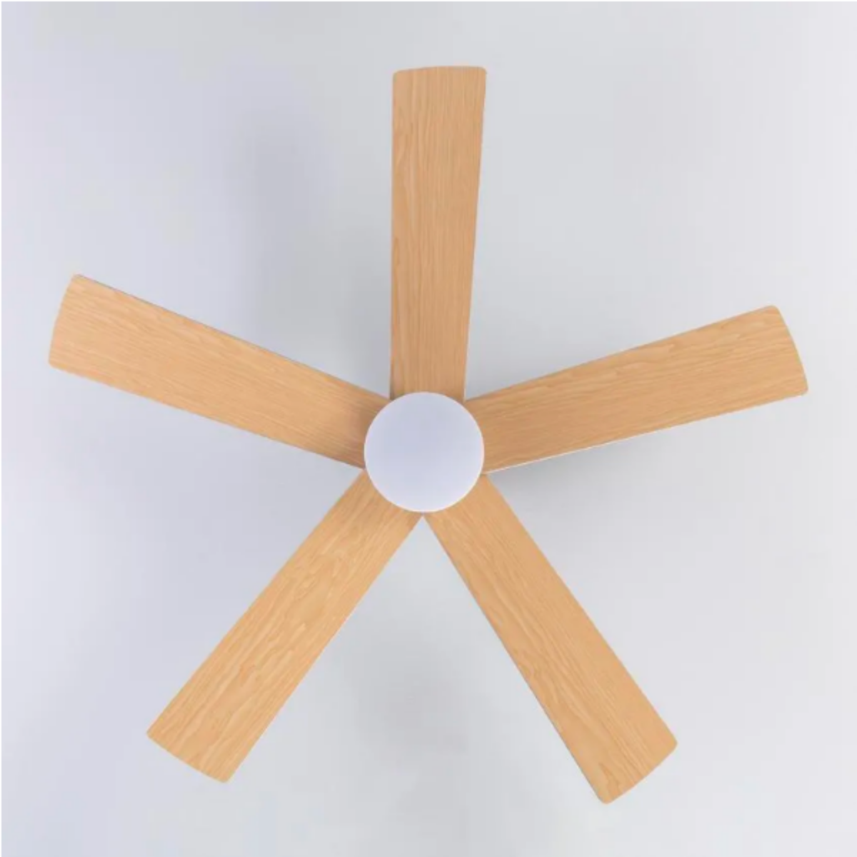 Ventilatore da soffitto con cinque pale in legno e luce centrale bianca.