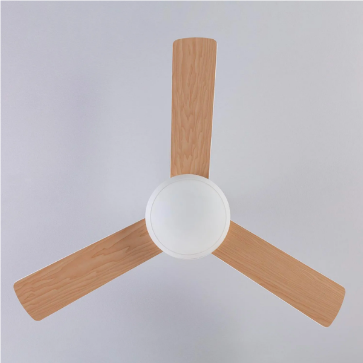 Un ventilatore da soffitto con tre pale in legno e una luce centrale bianca.