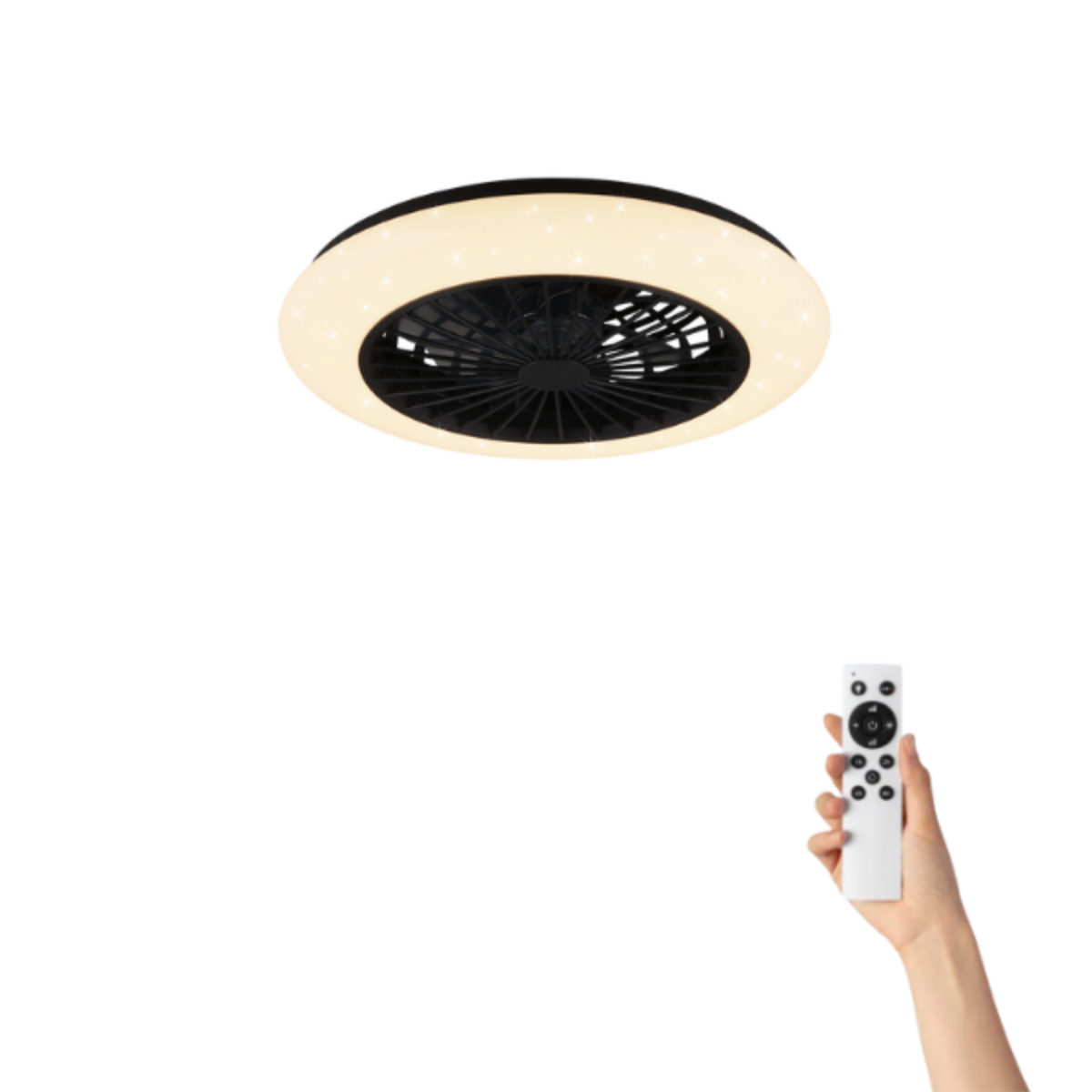 Ventilatore da soffitto con luce integrata e telecomando in mano.