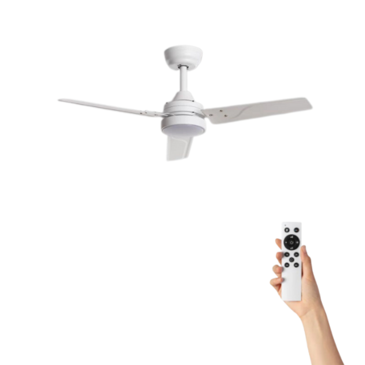 Ventilatore da soffitto bianco con tre pale, telecomando in mano. Isolato su bianco.