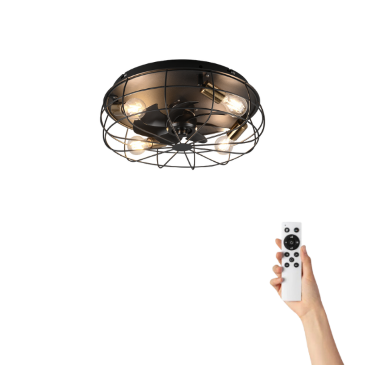 Un ventilatore da soffitto nero con quattro luci e tre pale, con una mano che tiene un telecomando.