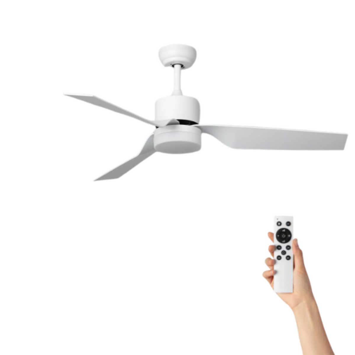Ventilatore da soffitto bianco con due pale e telecomando in mano.