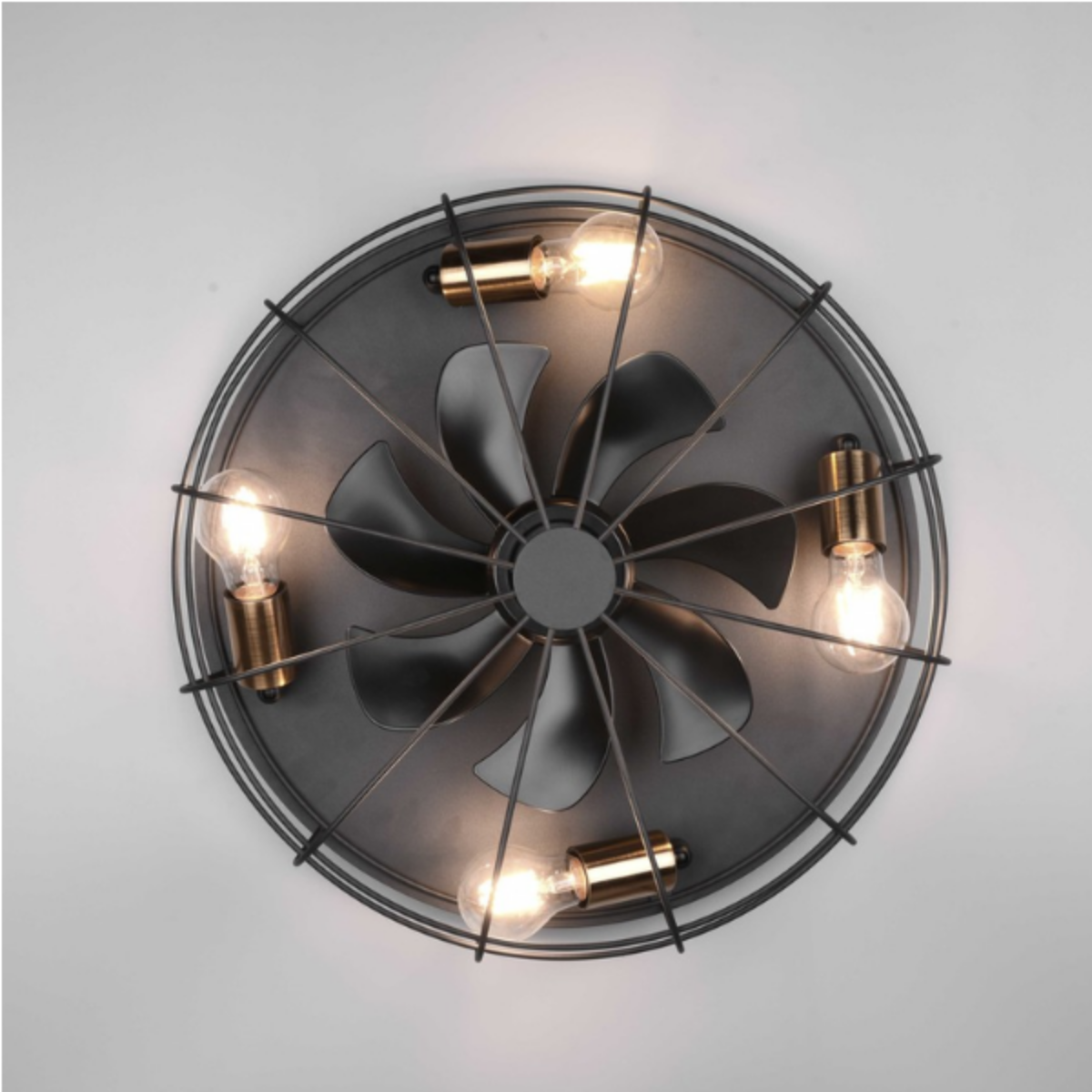 Apparecchio di illuminazione a soffitto con pale di ventilatore e lampadine.