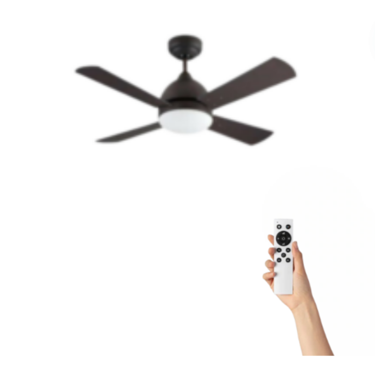 Un ventilatore da soffitto marrone scuro con quattro pale. Una mano tiene un telecomando.