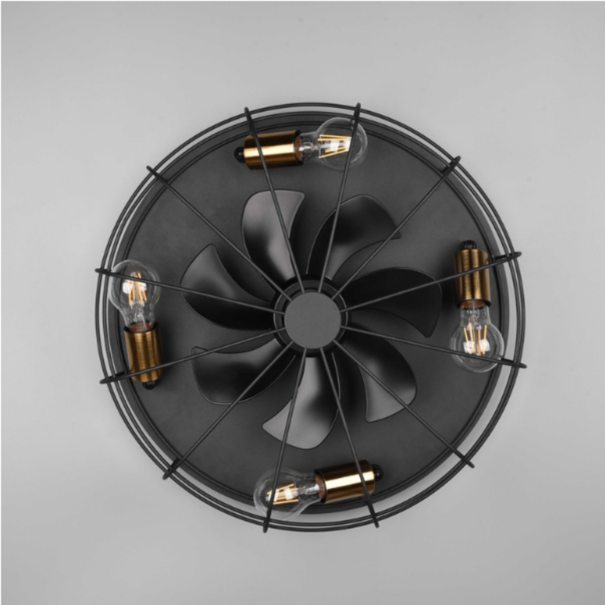 Un ventilatore da soffitto con base nera, pale e una griglia circolare con lampadine. Sfondo grigio.