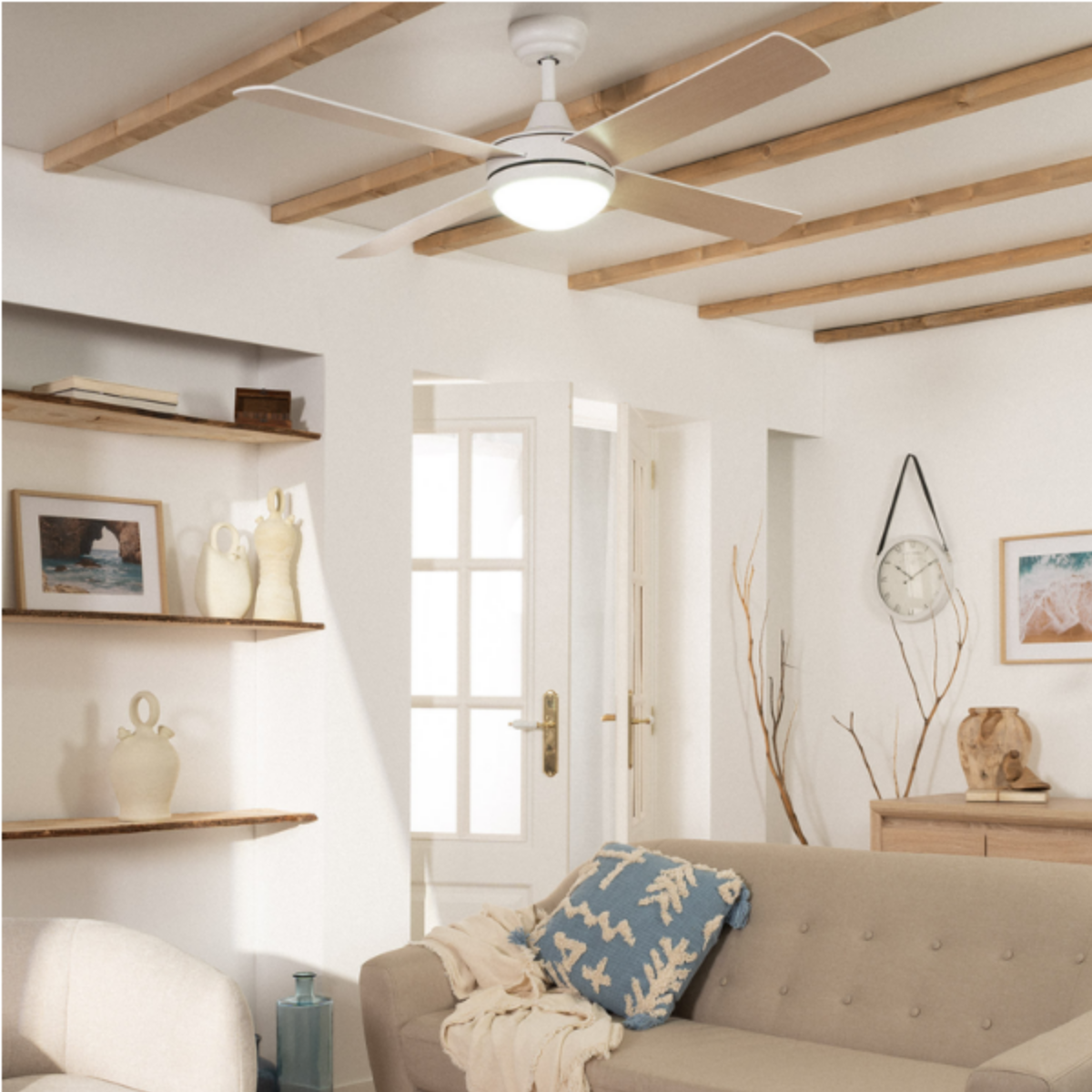 Soggiorno con ventilatore a soffitto, divano, mensole e porte.