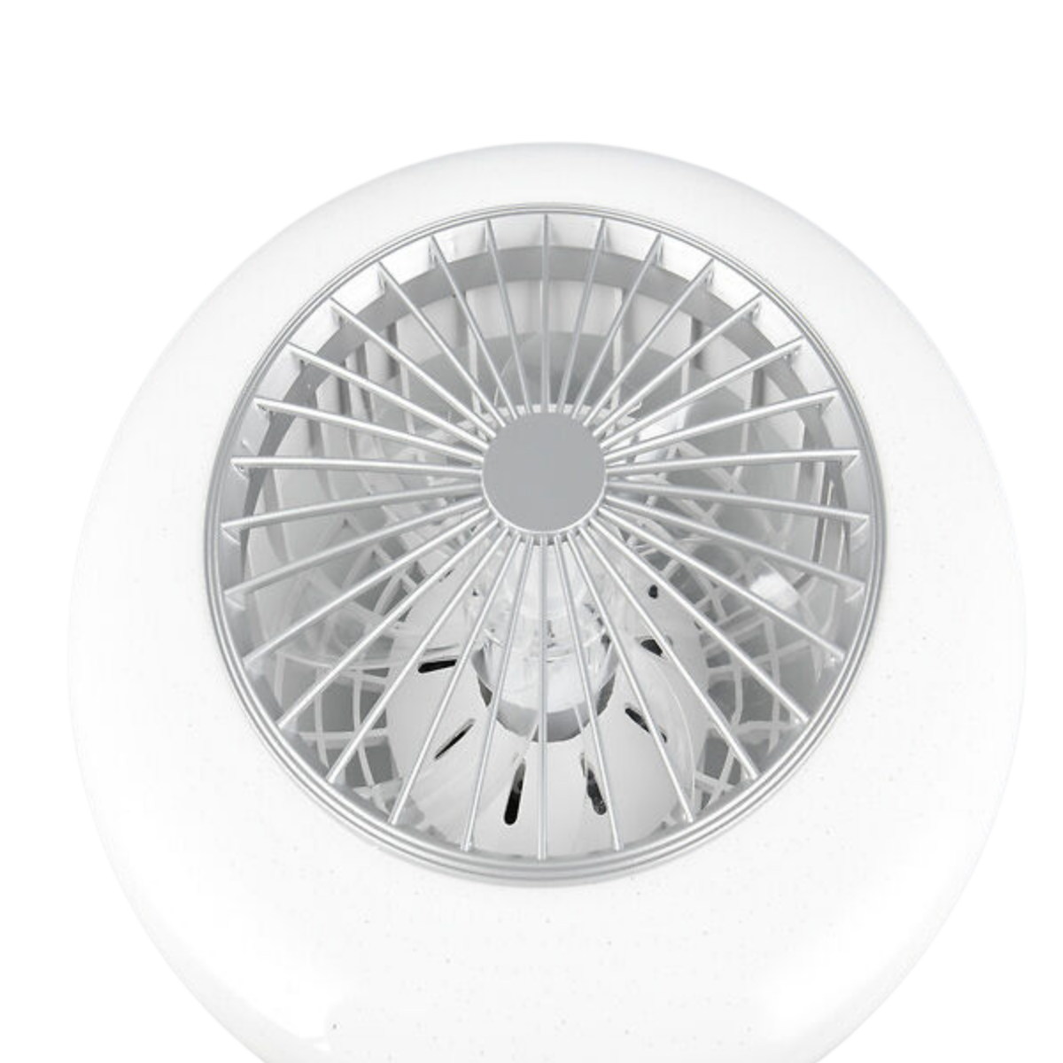 Ventilatore bianco con griglia argentata. Il ventilatore è su sfondo bianco.