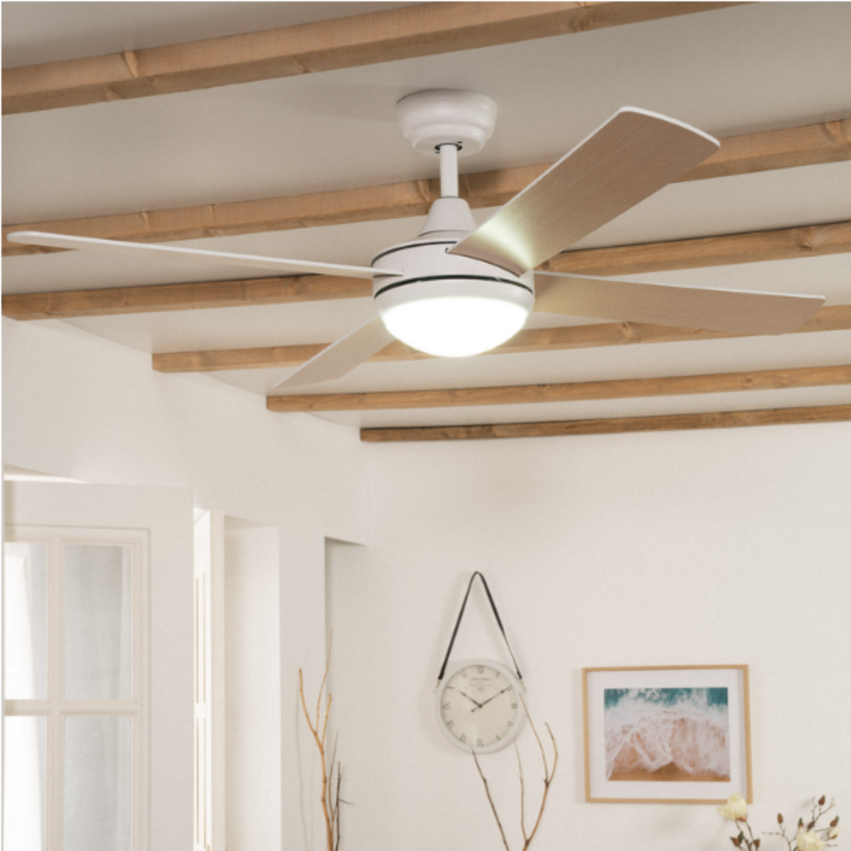 Ventilatore da soffitto con pale color legno, appeso a un soffitto bianco.