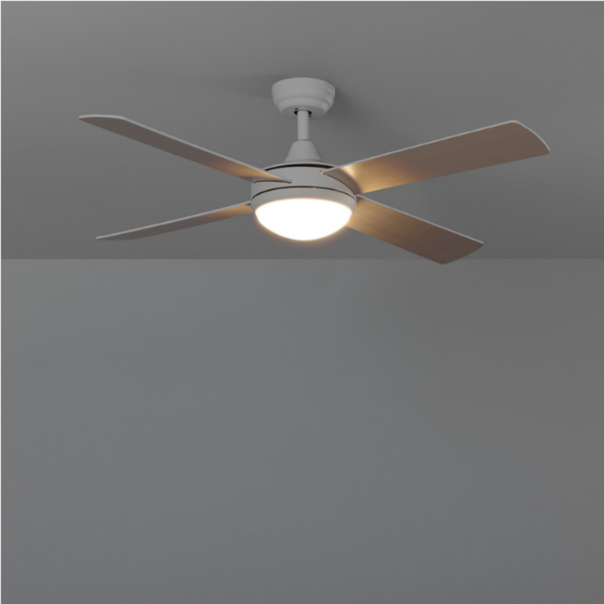 Un ventilatore da soffitto con quattro pale e una luce centrale. Il ventilatore è bianco.