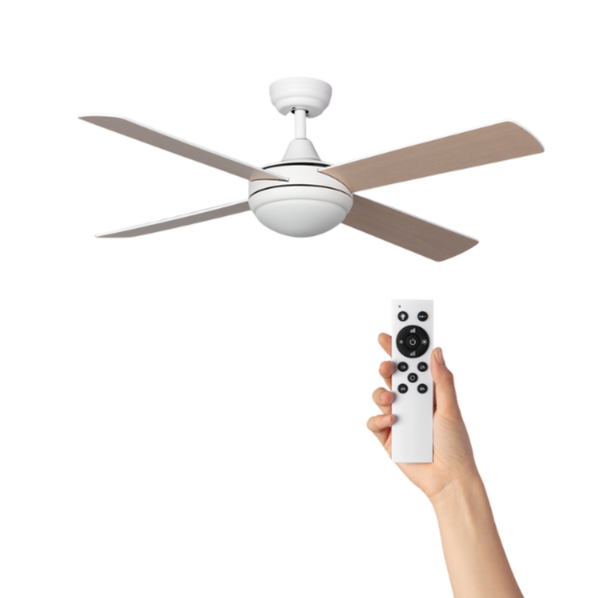 Un ventilatore a soffitto bianco con quattro pale. Una mano tiene un telecomando. Sfondo bianco.