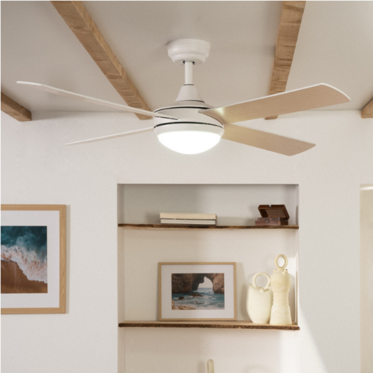 Un ventilatore da soffitto bianco con quattro pale, in una stanza con travi e mensole in legno.