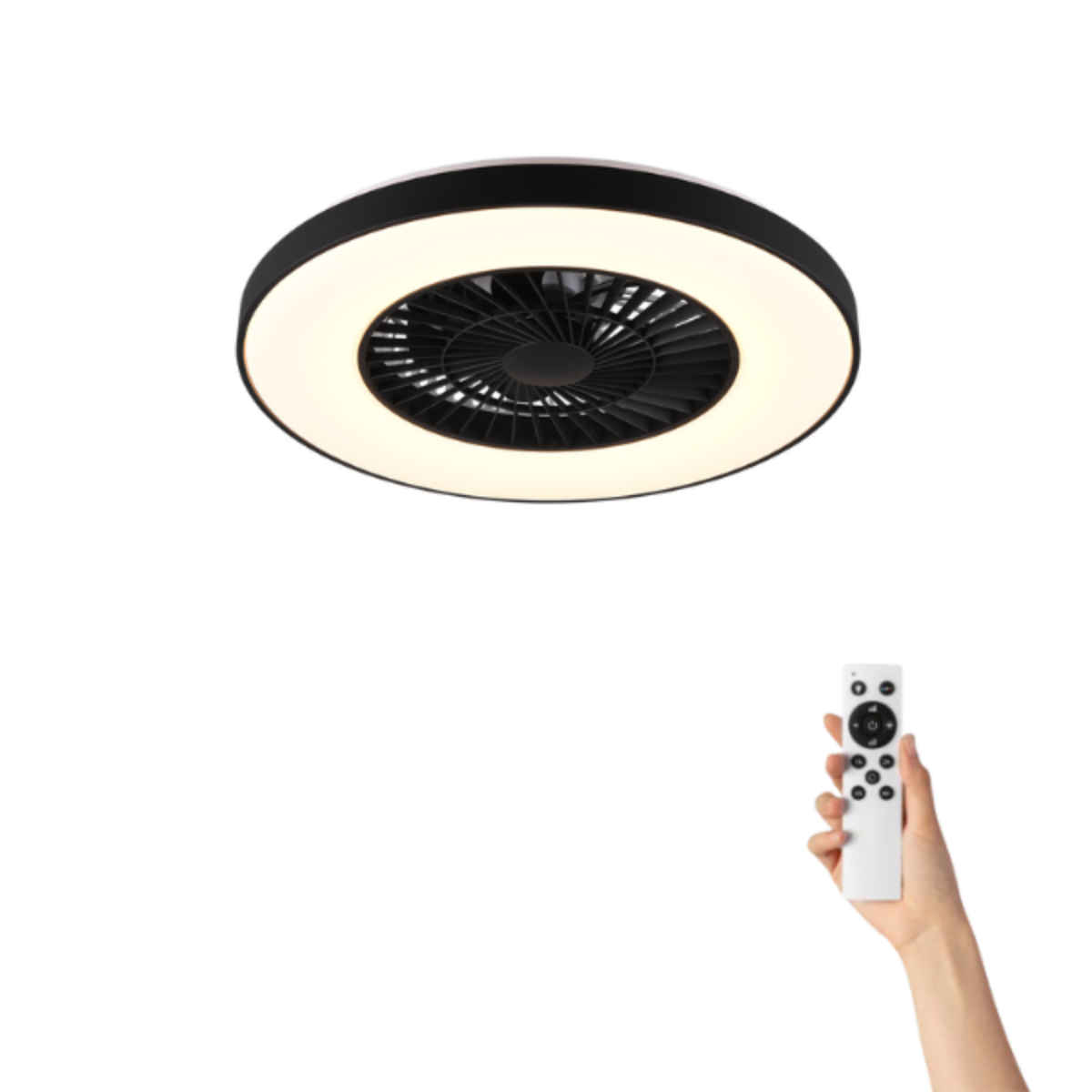 Ventilatore da soffitto con luce e telecomando. Design in bianco e nero. Mano che tiene il telecomando.