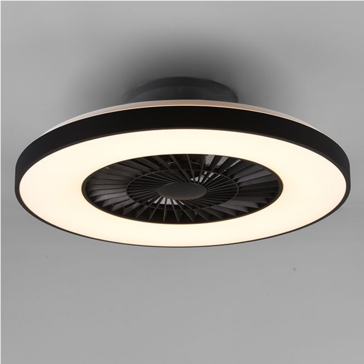 Un ventilatore a soffitto nero con luce bianca. Lo sfondo è grigio chiaro semplice.
