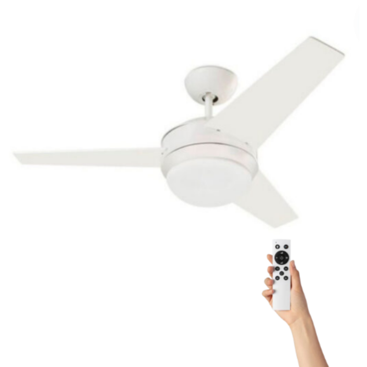 Un ventilatore a soffitto bianco con tre pale e una luce è tenuto da una mano con un telecomando.