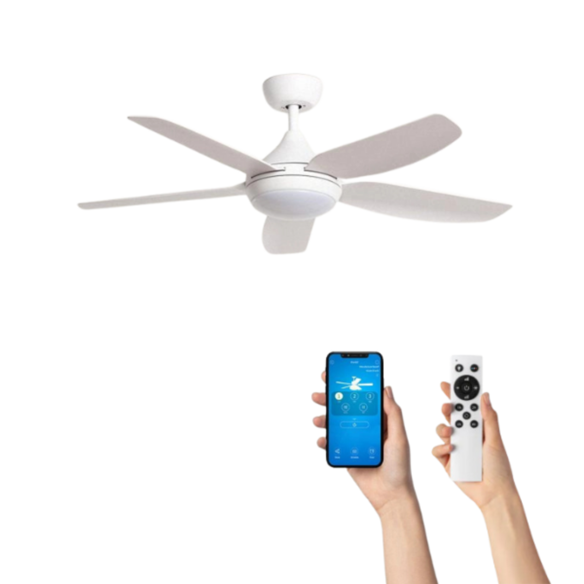 Ventilatore da soffitto bianco con cinque pale, smartphone e telecomando.