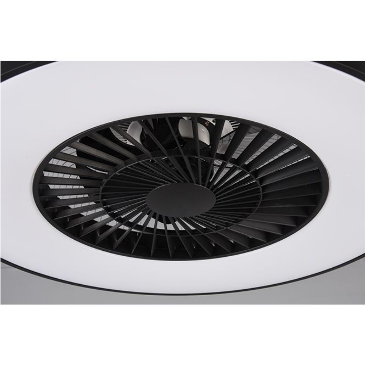 Primo piano di un ventilatore da soffitto con pale nere e anello luminoso bianco.