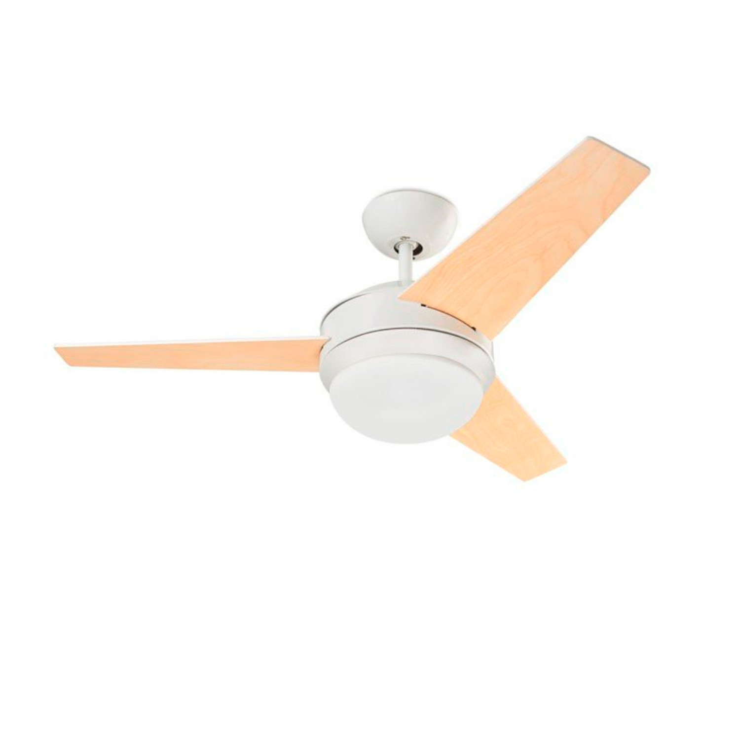 Ventilatore da soffitto bianco con pale in legno chiaro. Sfondo bianco.
