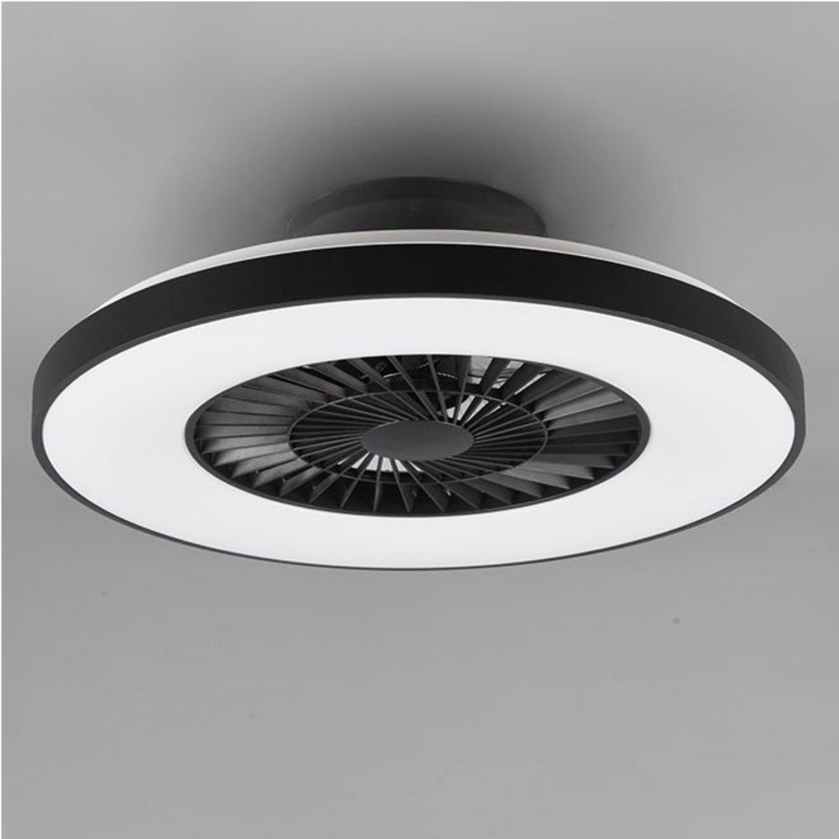 Un ventilatore a soffitto con un design circolare, con un anello esterno nero e luce bianca.