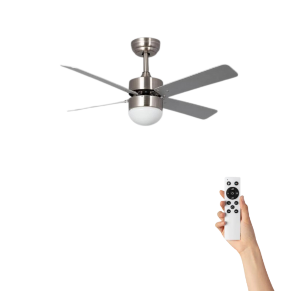 Ventilatore da soffitto argentato con pale grigie, una mano che tiene un telecomando.