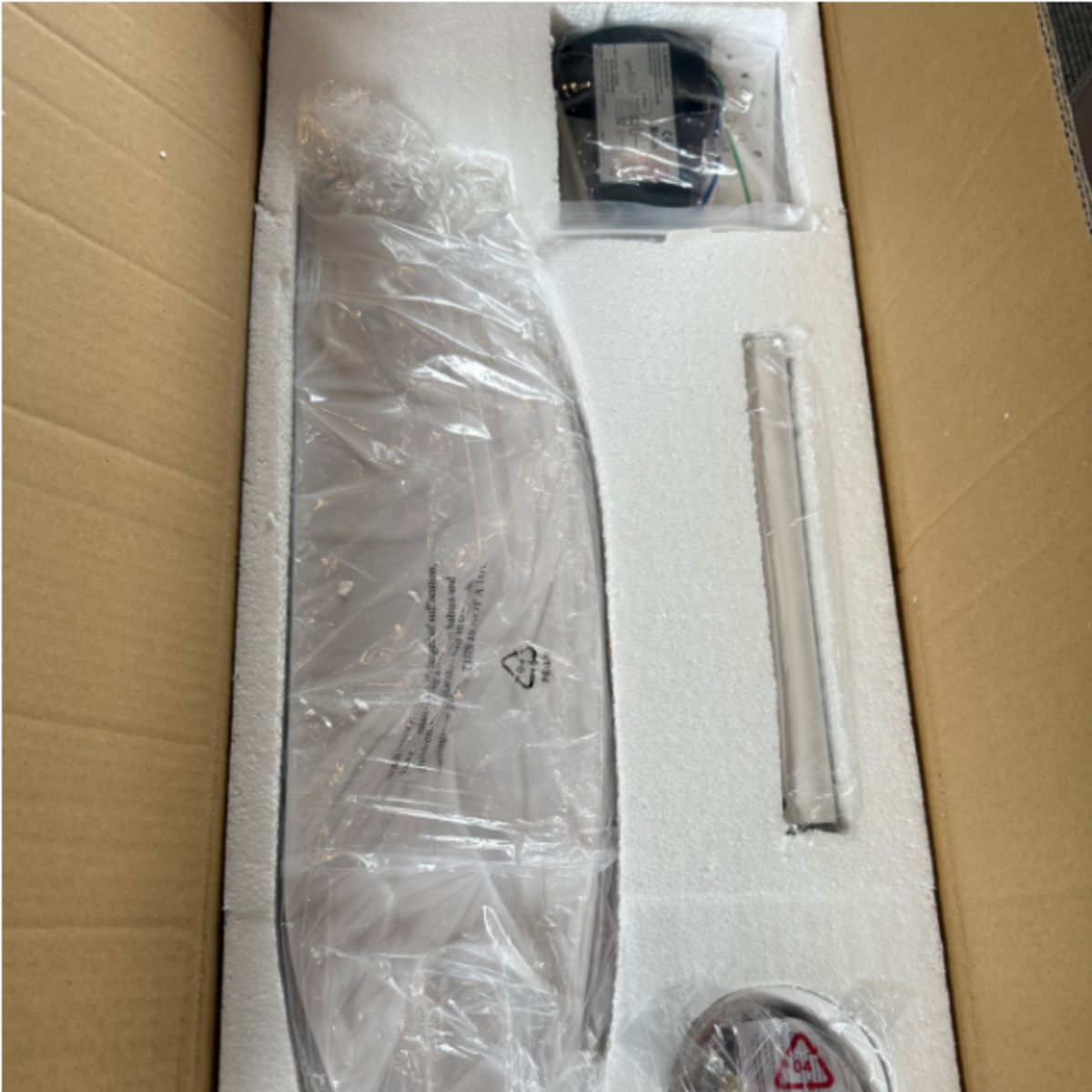 Parti del ventilatore a soffitto in una scatola. Include pale, motore e altri componenti.
