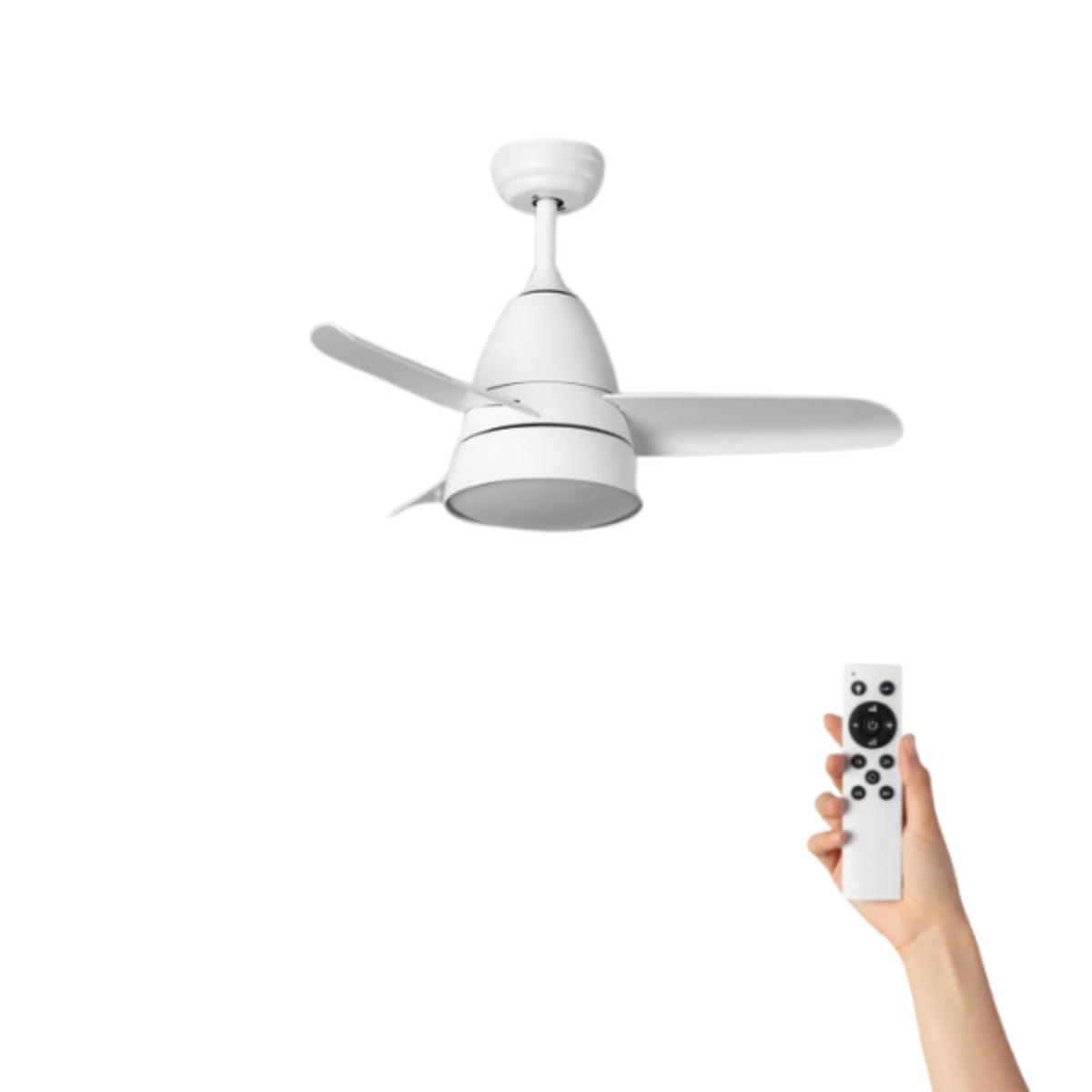 Ventilatore da soffitto bianco con tre pale, mano con telecomando. Sfondo bianco pulito.