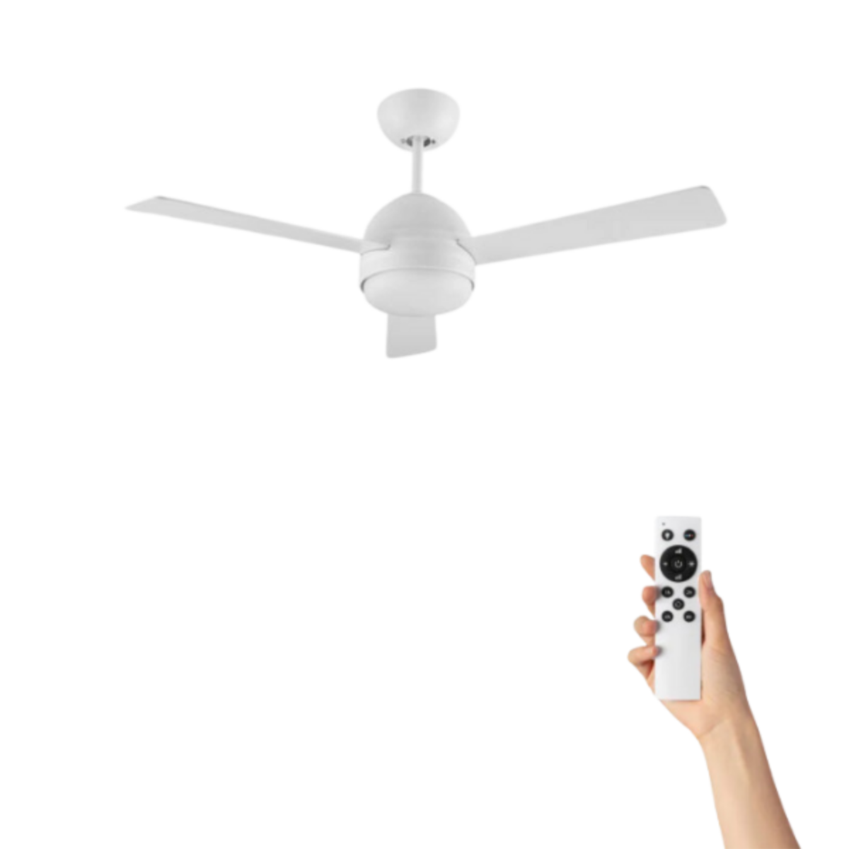 Ventilatore da soffitto bianco con telecomando. Mano che tiene il telecomando. Sfondo bianco.