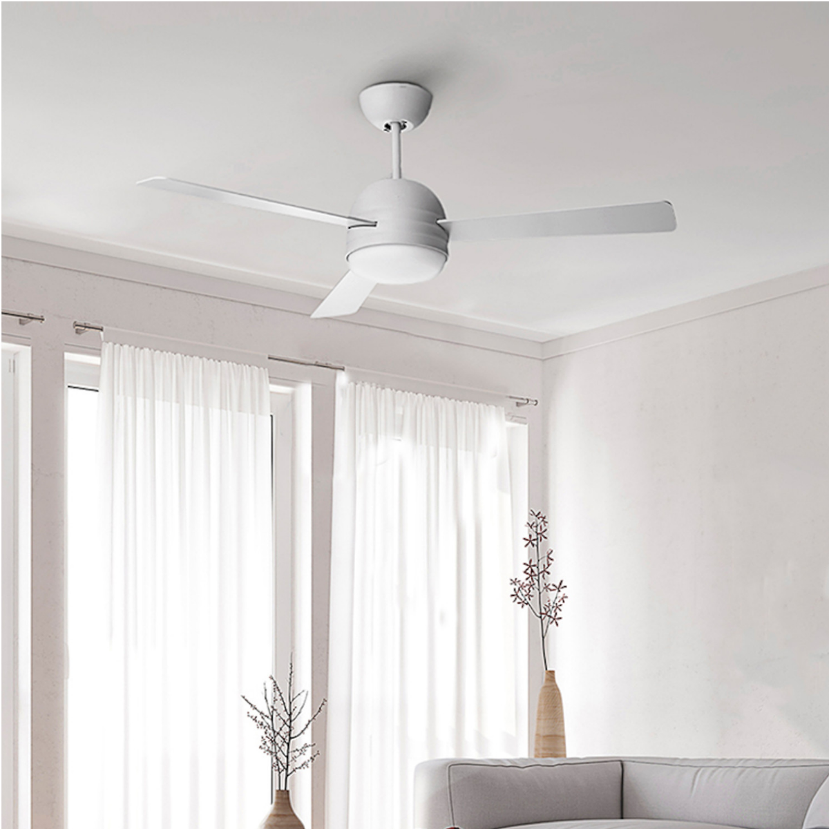 Ventilatore da soffitto bianco in una stanza bianca. Tende e vasi bianchi in primo piano.