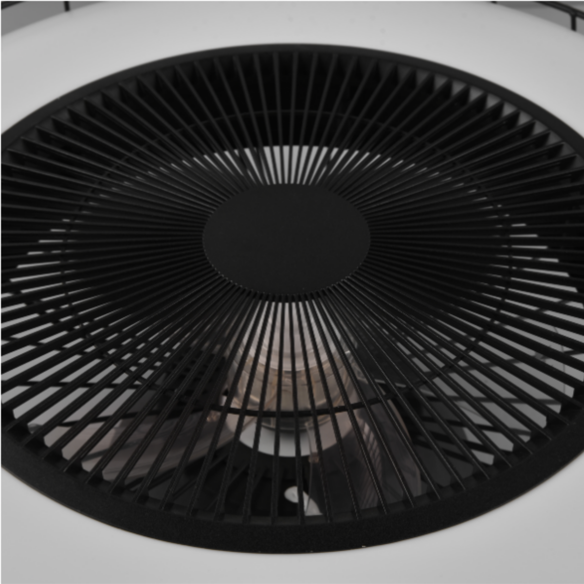 Primo piano di un ventilatore da soffitto nero, design circolare, sfondo bianco.