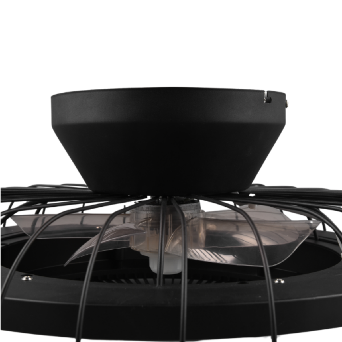 Ventilatore nero a gabbia con pale trasparenti e corpo nero.