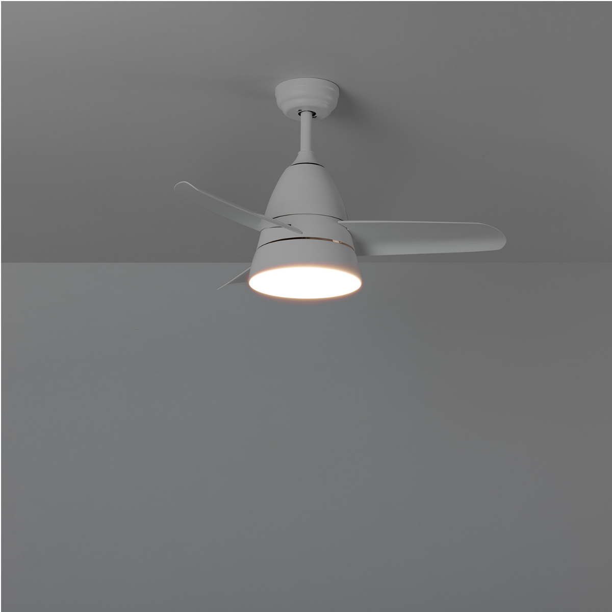 Un ventilatore a soffitto bianco con due pale e una luce è montato su un soffitto grigio.
