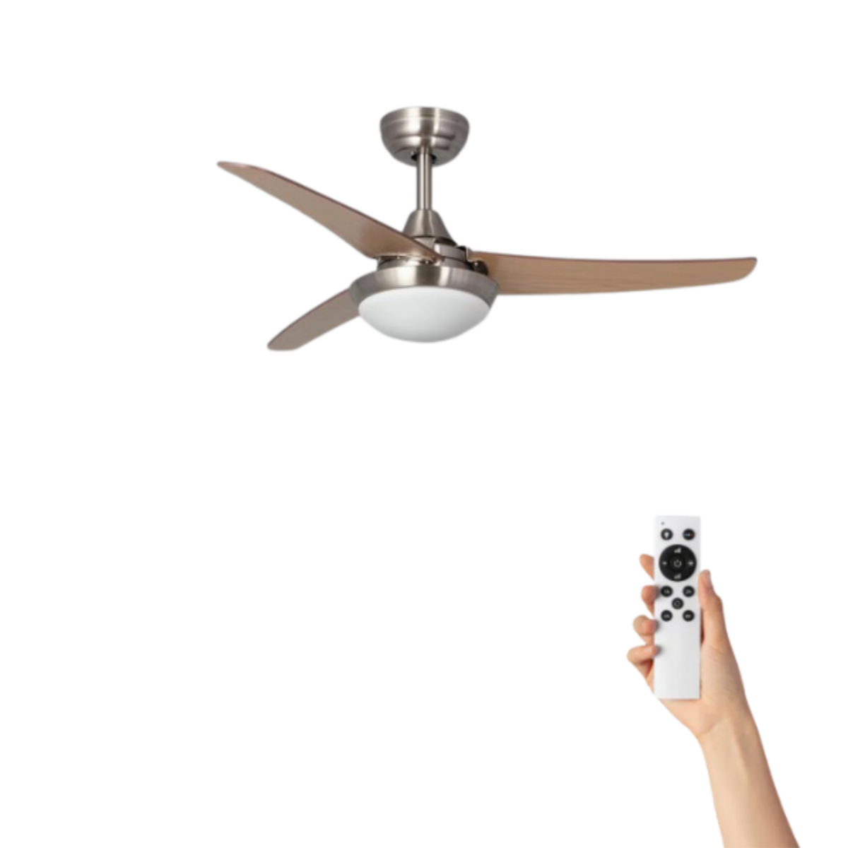 Una mano che tiene un telecomando bianco. Sopra c'è un ventilatore da soffitto con pale in legno.