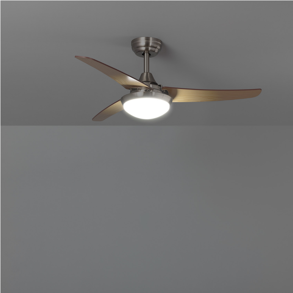 Ventilatore a soffitto con tre pale in legno e una luce. Lo sfondo è grigio scuro.