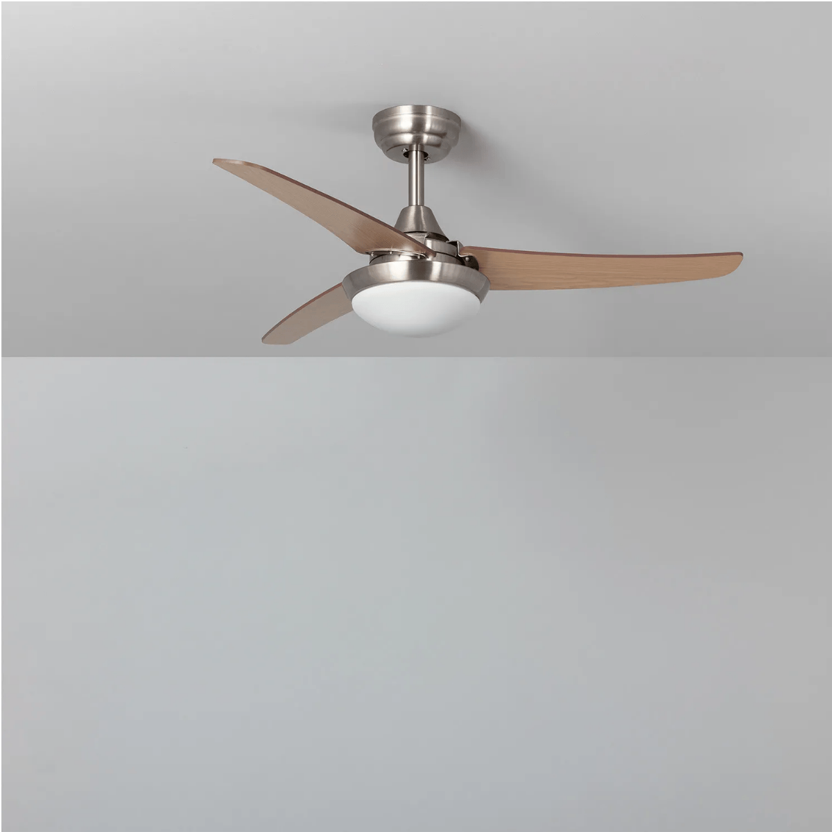 Ventilatore da soffitto, finitura argento, pale in legno, luce bianca, sfondo grigio.