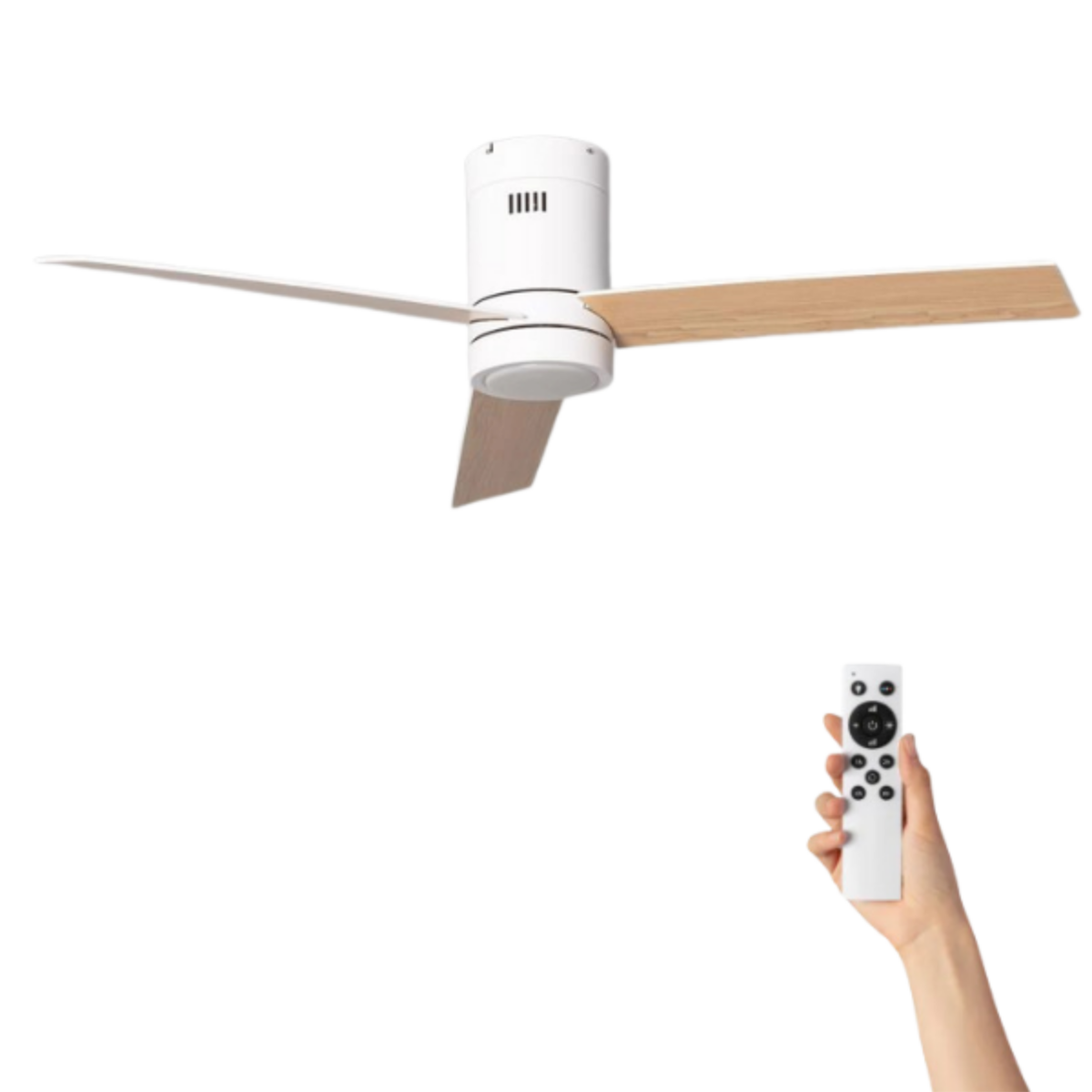 Ventilatore da soffitto bianco con pale in legno chiaro e telecomando in mano.