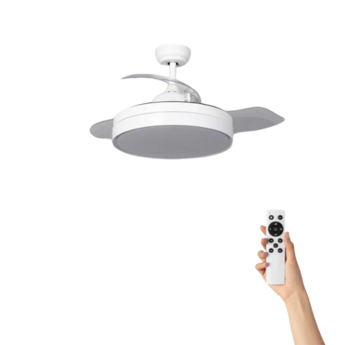 Un ventilatore da soffitto bianco con due pale e un telecomando tenuto in mano su sfondo bianco.