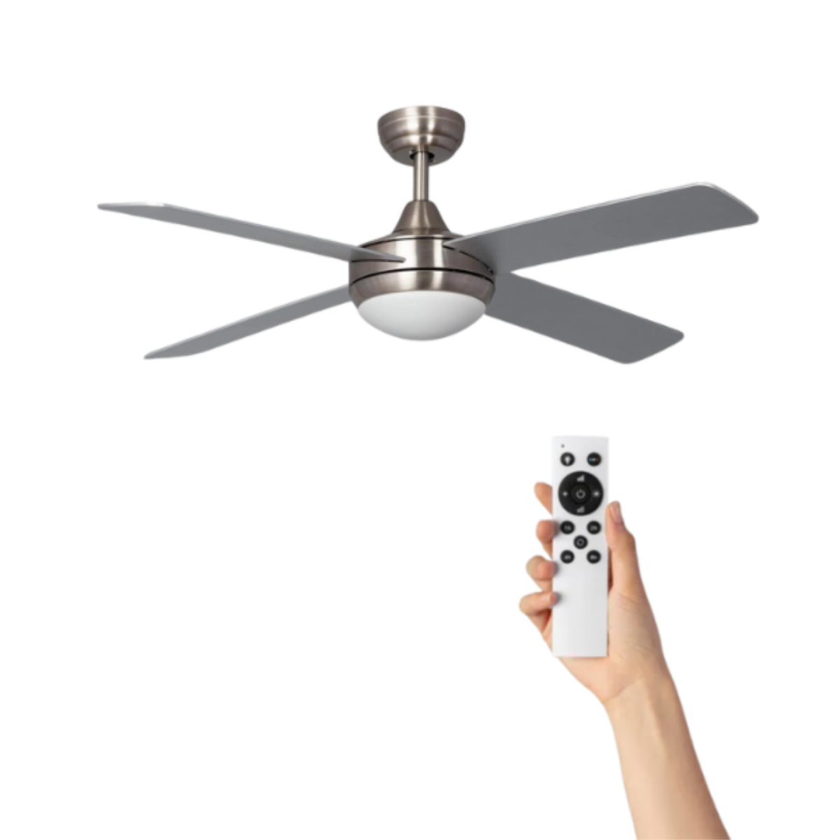 Ventilatore da soffitto a quattro pale con pale grigie, una luce e un telecomando in mano. Sfondo bianco.