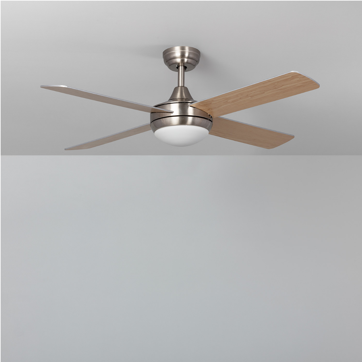 Ventilatore a soffitto con quattro pale in legno e lampada centrale.