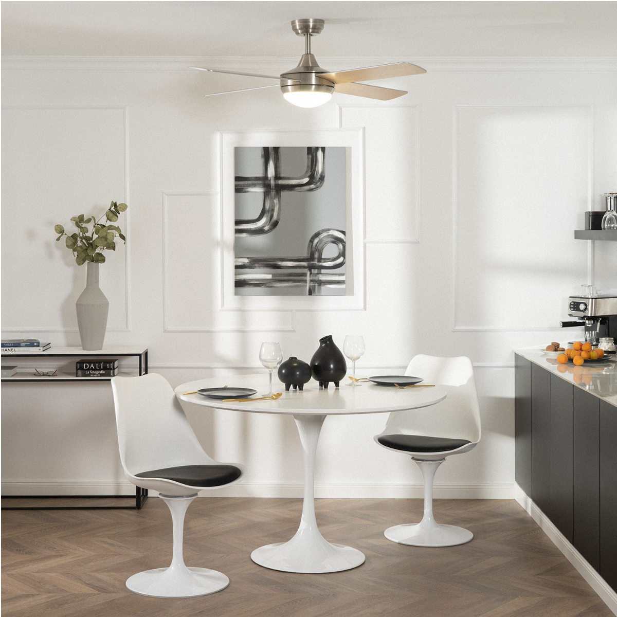 Cucina con ventilatore da soffitto, tavolo, sedie e opere d'arte. Design pulito e moderno.