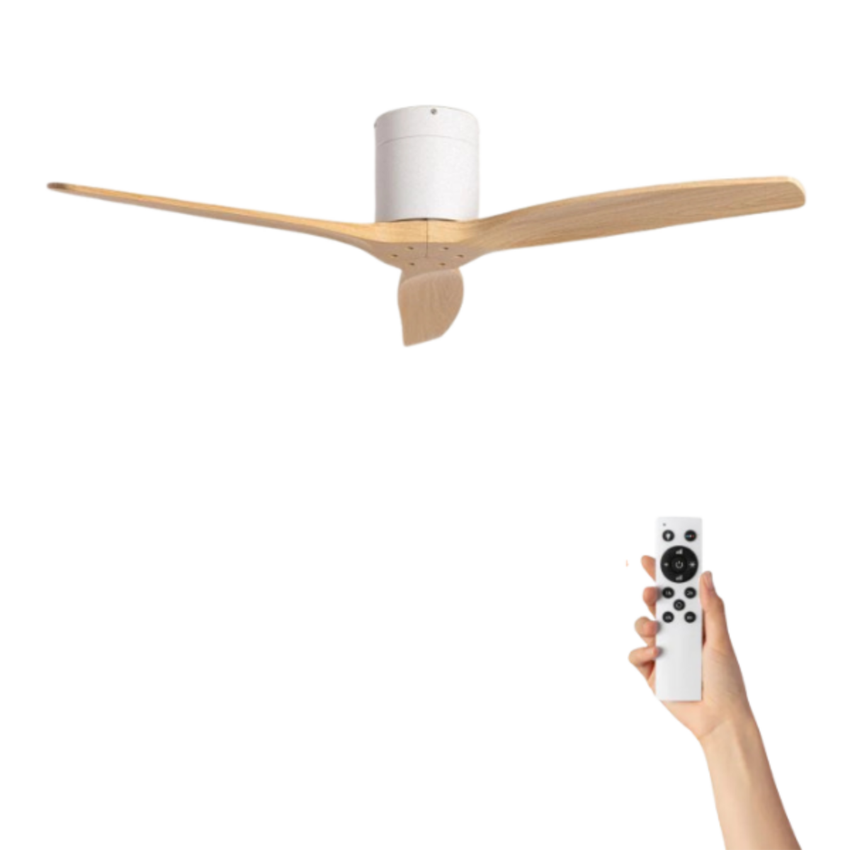 Ventilatore da soffitto bianco con pale in legno e telecomando. Sfondo bianco.